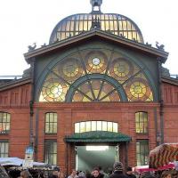 2712_0006 Fischmarkttreiben am Sonntag Morgen vor dem Eingang der Fischauktionshalle in Hamburg. | Altonaer Fischmarkt und Fischauktionshalle